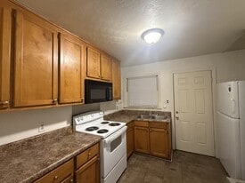 1002 N Royal Ave in Florence, AL - Building Photo