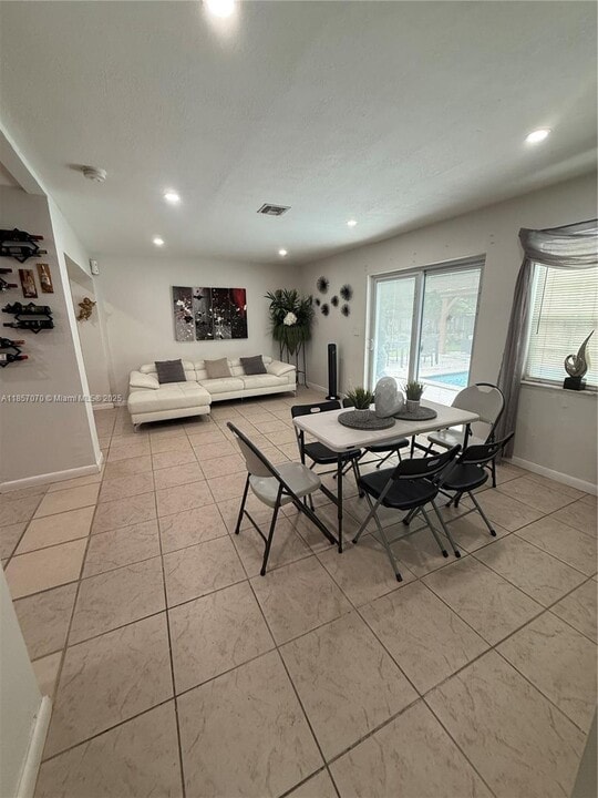 2231 N 66th Ave in Hollywood, FL - Building Photo