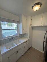 554 E Cypress Ave, Unit B in Burbank, CA - Building Photo - Building Photo