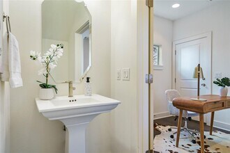 2708 Halcyon Dr in Austin, TX - Building Photo - Building Photo