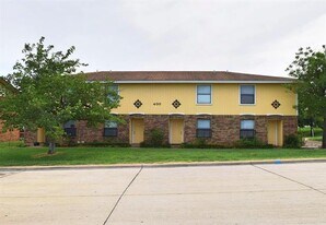 400 Amber Ln in Crowley, TX - Building Photo
