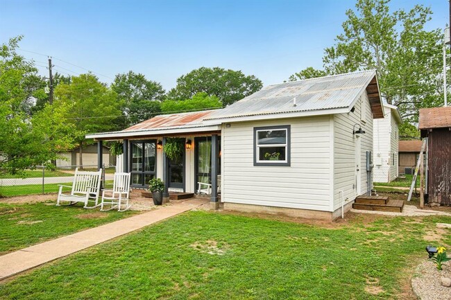 801 Bishop St in Smithville, TX - Building Photo - Building Photo