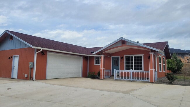 13130 Lookingglass Rd in Winston, OR - Foto de edificio - Building Photo