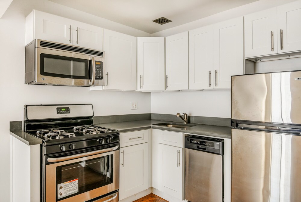 327 E 22nd St-Unit -1P in New York, NY - Building Photo