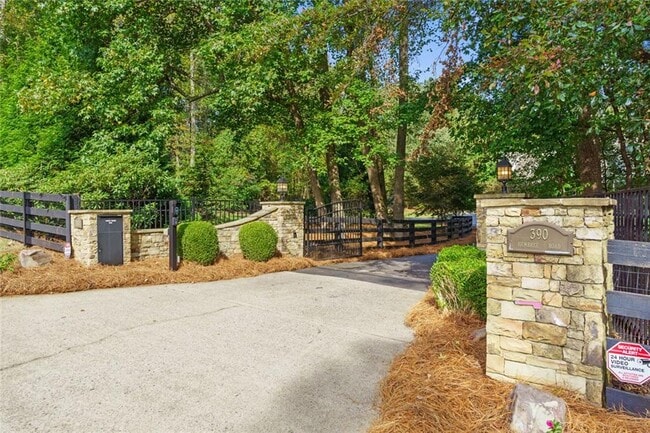 390 Hembree Rd in Roswell, GA - Building Photo - Building Photo