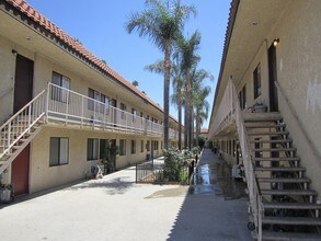Seven Palms in Sylmar, CA - Foto de edificio - Building Photo