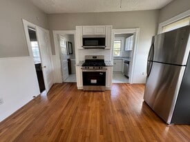 905 Roosevelt Ave, Unit 2 in Pawtucket, RI - Building Photo