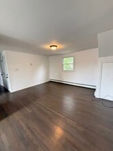 164 Arthur Ave, Unit 2 in West Babylon, NY - Foto de edificio - Building Photo