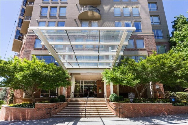 2626 Peachtree Rd NW in Atlanta, GA - Foto de edificio - Building Photo