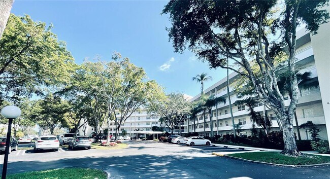 property at 3800 Oaks Clubhouse Dr
