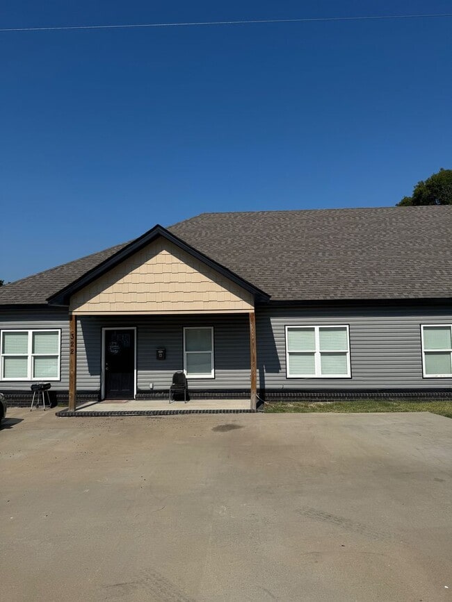 property at 322 E Maple St
