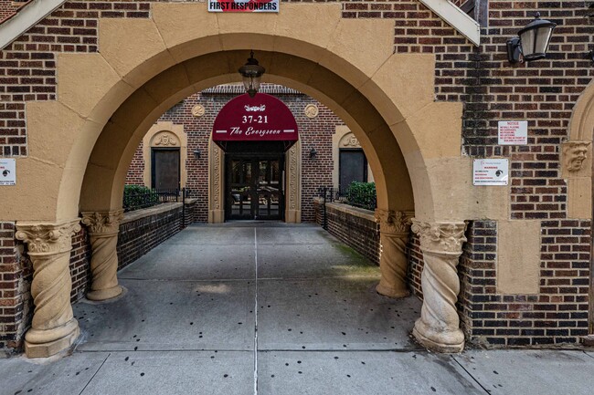 Evergreen Owners in Jackson Heights, NY - Foto de edificio - Building Photo