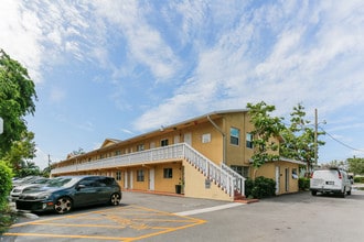 Wilton Village in Wilton Manors, FL - Building Photo - Building Photo
