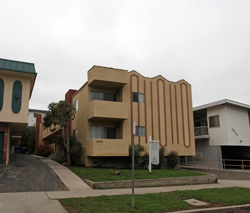 11943 Kiowa Ave in Los Angeles, CA - Building Photo