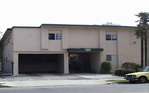 4710 Colfax Ave in North Hollywood, CA - Foto de edificio - Building Photo