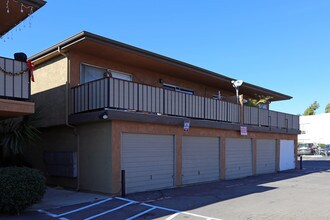Oak Manor Apartments in Poway, CA - Foto de edificio - Building Photo