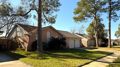 13631 Greenway Dr in Sugar Land, TX - Building Photo - Building Photo