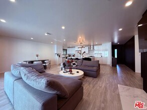 16047 Bryant St in Los Angeles, CA - Building Photo - Building Photo