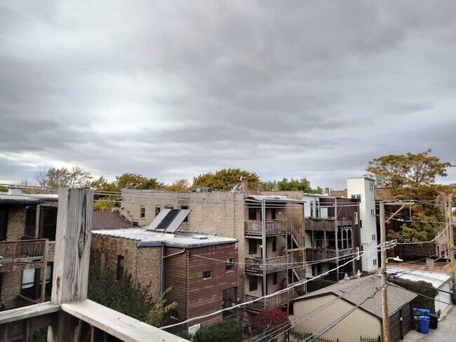 3138 W Fullerton Ave in Chicago, IL - Building Photo - Building Photo