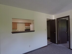 107 5th Ave, Unit Apartment 2 in Hubbard, OH - Foto de edificio - Building Photo