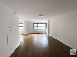 E 89 St, Unit 7H in New York, NY - Building Photo - Building Photo