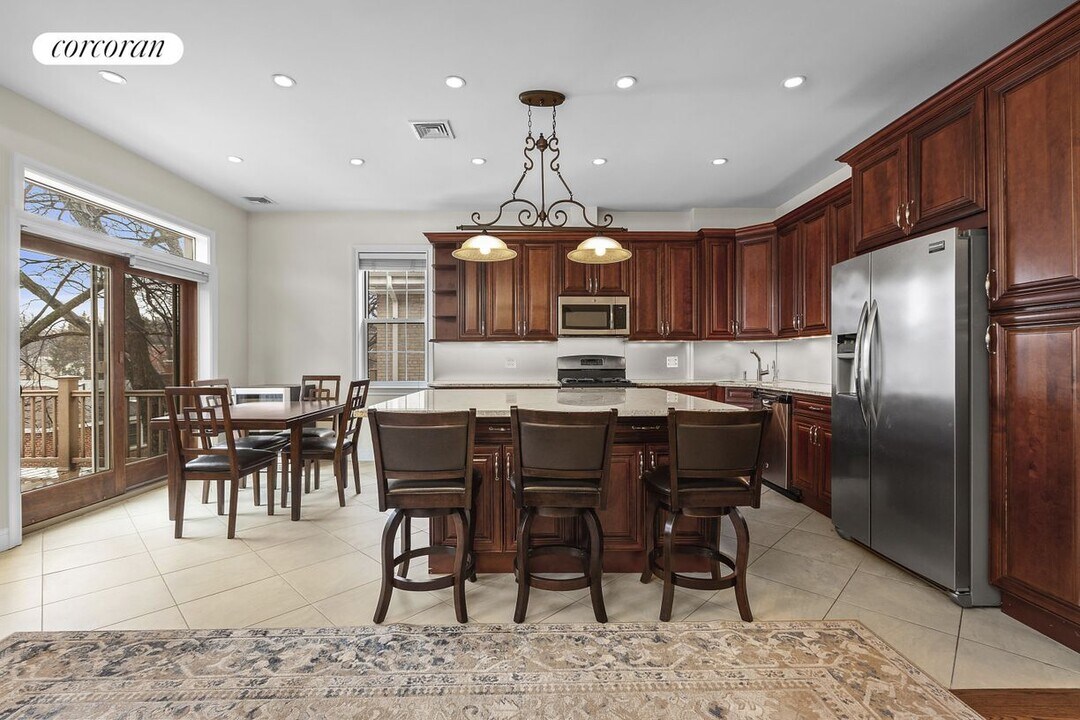 6047 Huxley Ave in Bronx, NY - Building Photo
