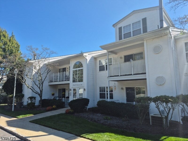 45 Crestview Ln in Mount Arlington, NJ - Building Photo