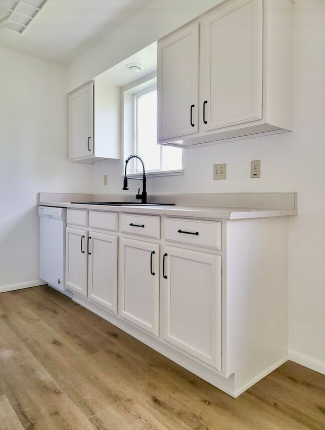 property at 5429 Glenridge Wy