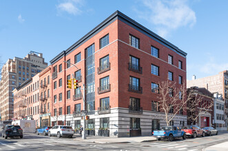 30 Henry St in Brooklyn, NY - Foto de edificio - Primary Photo