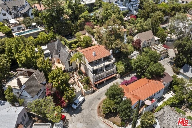 5940 Manola Way in Los Angeles, CA - Foto de edificio - Building Photo