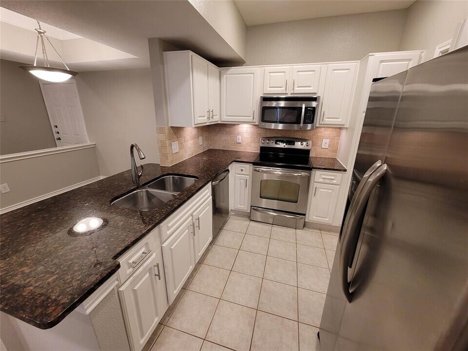 2350 Westcreek Ln in Houston, TX - Building Photo