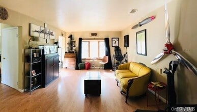 5 Pine Hollow Ln in Greenlawn, NY - Building Photo - Building Photo