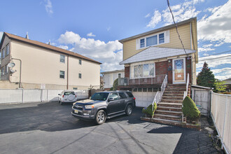 6 Library Ct in Bayonne, NJ - Building Photo - Building Photo