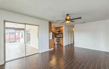 643 SE Preston Ln in Port St. Lucie, FL - Foto de edificio - Building Photo