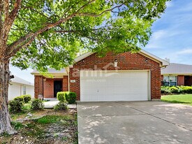 1966 Courtside Dr in Grand Prairie, TX - Building Photo