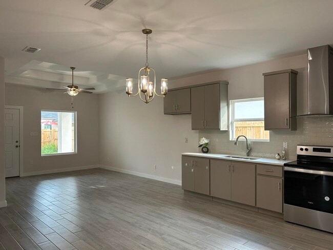 1411 Los Estribos Dr in Laredo, TX - Building Photo - Building Photo