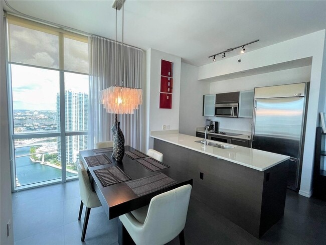 55 SE 6th St, Unit 4102 in Miami, FL - Building Photo - Building Photo