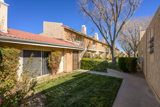 Green Tree Estates in Victorville, CA - Foto de edificio - Building Photo