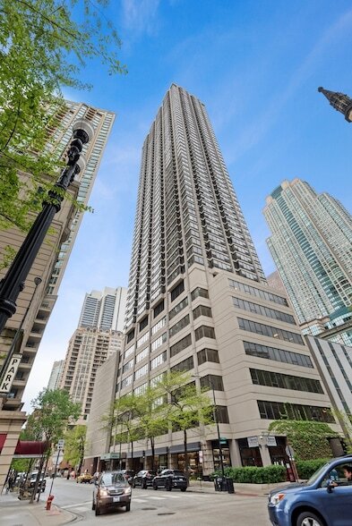 30 E Huron St, Unit 2209 in Chicago, IL - Building Photo