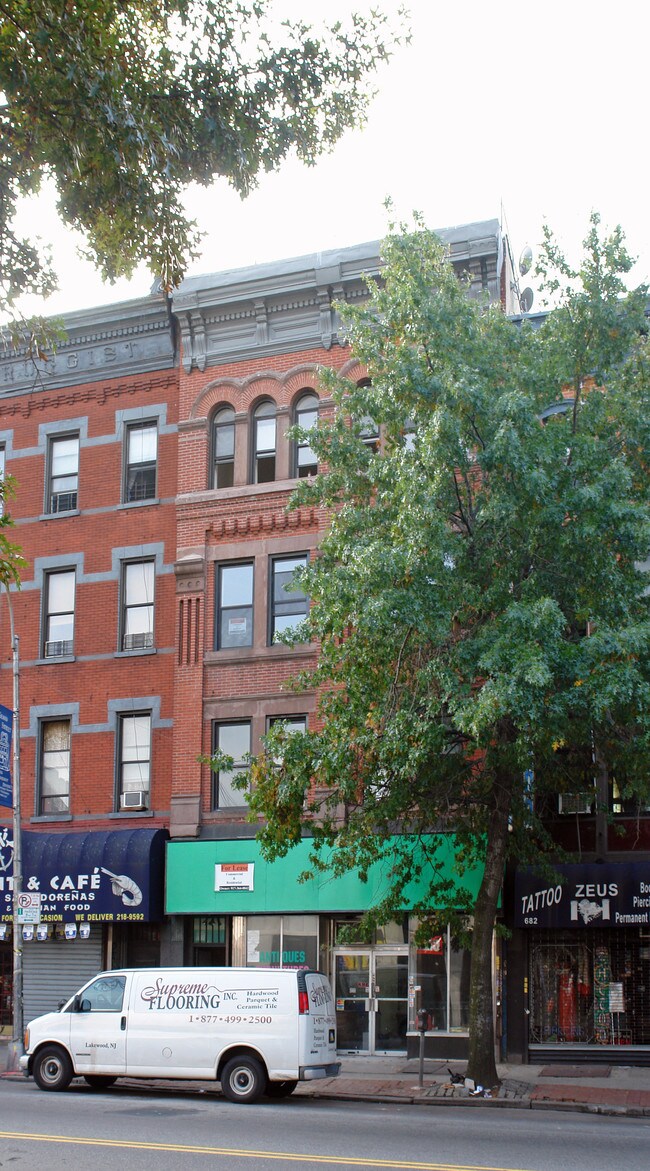 682-686 Grand St in Brooklyn, NY - Building Photo - Building Photo