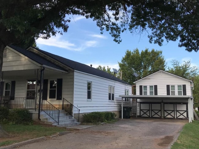 property at 704 1/2 W Robb Ave