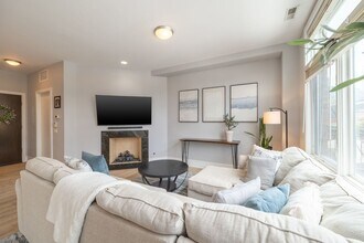 711 W Grand Ave in Chicago, IL - Building Photo - Building Photo