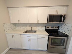 2300 Douglas St in Hollywood, FL - Building Photo - Building Photo