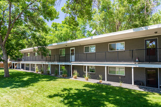 Saulsbury Manor in Lakewood, CO - Building Photo - Building Photo