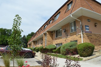 Warwick Apartments in Westmont, IL - Foto de edificio - Building Photo