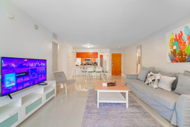 1200 Brickell Bay Dr in Miami, FL - Building Photo - Building Photo