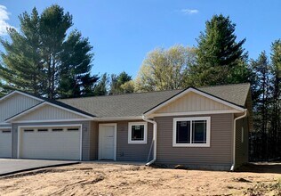 122-124 Hickory Ln in Eau Claire, WI - Building Photo - Building Photo