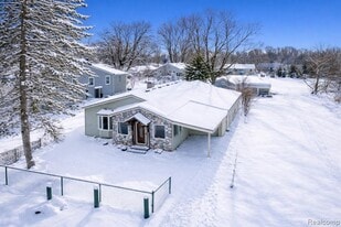 321 Longspur Ln in Commerce Township, MI - Building Photo