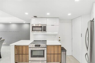 999 Brickell Bay Dr, Unit 711 in Miami, FL - Building Photo - Building Photo