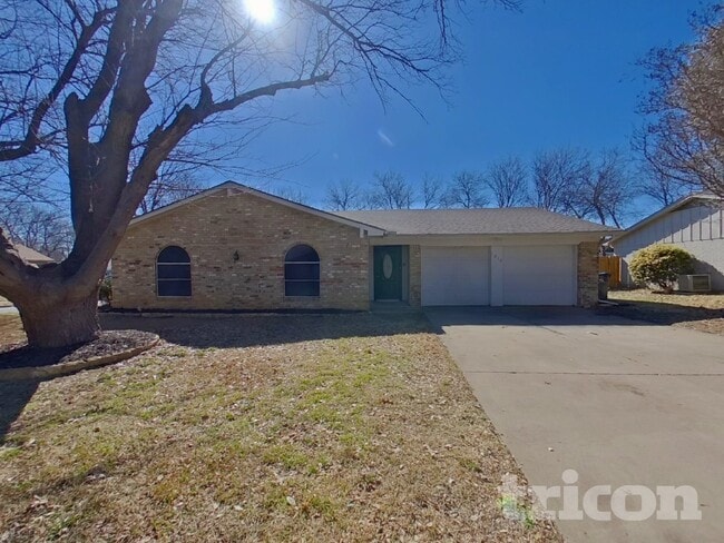 1012 Wembley Rd in Arlington, TX - Foto de edificio - Building Photo